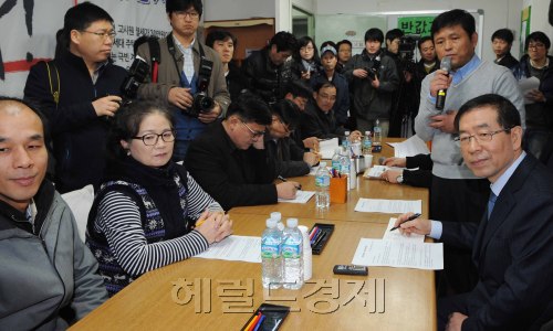 14일 오전 영등포구소재 반값고시원본부에서  박원순 서울시장이 참석한 가운데 반값고시원추진운동본부 주최로 "반값고시원 어떻게 할 것인가"라는 주제로 간담회가 열렸다. <br />이상섭 기자 babtong@heraldm.com 2012.02.14\r\n14일 오전 영등포구소재 반값고시원본부에서  박원순 서울시장이 참석한 가운데 반값고시원추진운동본부 주최로 "반값고시원 어떻게 할 것인가"라는 주제로 간담회가 열렸다. \n이상섭 기자 babtong@heraldm.com 2012.02.14\r\n14일 오전 영등포구소재 반값고시원본부에서  박원순 서울시장이 참석한 가운데 반값고시원추진운동본부 주최로 "반값고시원 어떻게 할 것인가"라는 주제로 간담회가 열렸다. \n이상섭 기자 babtong@heraldm.com 2012.02.14\r\n서울 영등포구에 위치한 반값고시원본부에서 14일 오전 박원순 서울시장이 참석한 가운데 반값고시원추진운동본부 주최로 간담회가 열렸다. 박원순 시장이 반값고시원추진운동본부의 반값고시원이 필요한 이유에 대해 설명을 듣고 있다. 이상섭 기자/babtong@