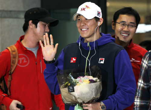 <YONHAP PHOTO-1669> '방긋 태환' (영종도=연합뉴스) 이지은 기자 = 마린보이 박태환이 호주 지역대회를 마치고 13일 오후 인천공항을 통해 입국하며 취재진과 팬들을 향해 손을 흔들고 있다. 2012 런던올림픽 준비에 한창인 박태환은 이번 대회에서 남자 자유형 1,500ｍ에서 한국 기록을 갈아치우며 대회 3관왕에 올랐다. 2012.2.13 jieunlee@yna.co.kr/2012-02-13 18:49:47/ <저작권자 ⓒ 1980-2012 ㈜연합뉴스. 무단 전재 재배포 금지.>
Korean swimming star Park Tae-hwan
Yonhap News