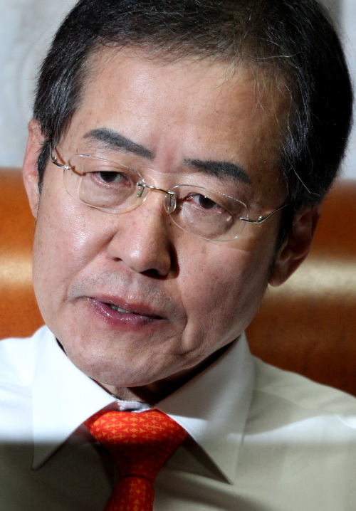 <YONHAP PHOTO-0922> 홍준표 전 대표 비장한 각오 (서울=연합뉴스) 백승렬 기자 = 새누리당 홍준표 전 대표가 8일 의원회관에서 4ㆍ11 총선 출마 문제와 관련 기자회견을 하고 있다. 2012. 2. 8 srbaek@yna.co.kr/2012-02-08 15:01:55/ <저작권자 ⓒ 1980-2012 ㈜연합뉴스. 무단 전재 재배포 금지.>