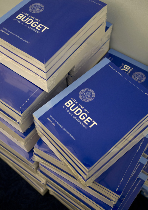 <YONHAP PHOTO-2081> Copies of President Barack Obama's fiscal 2013 federal budget arrive at the House Budget Committee on Capitol Hill in Washington, Monday, Feb. 13, 2012. (AP Photo/J. Scott Applewhite)/2012-02-13 22:56:38/ <저작권자 ⓒ 1980-2012 ㈜연합뉴스. 무단 전재 재배포 금지.>
Copies of President Barack Obama’s fiscal 2013 federal budget arrive at the House Budget Committee on Capitol Hill in Washington on Monday.  AP-Yonhap News