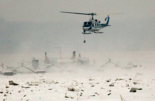 <YONHAP PHOTO-0039> A Serbian police helicopter delivers food to sailors stuck on stranded boats on the Danube river near Smederevo, Serbia, Monday, Feb. 13, 2012. In Serbia, heavy snow continues to fall as some 50,000 people remain stranded in snowbound remote areas, some without electricity. (AP Photo/Vladimir Gogic)/2012-02-14 00:28:14/ <저작권자 ⓒ 1980-2012 ㈜연합뉴스. 무단 전재 재배포 금지.>
A Serbian police helicopter delivers food to sailors stuck on stranded boats on the Danube river near Smederevo, Serbia, Monday.
AP-Yonhap News