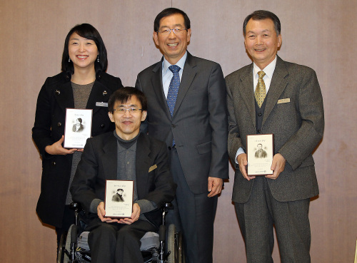 <YONHAP PHOTO-1043> 서울시 명예부시장 위촉식 (서울=연합뉴스) 신준희 기자 = 서울시에서 사회적 약자를 대변할 장애인, 어르신, 청년 명예 부시장 3명이 26 대 1의 경쟁을 뚫고 선정됐다. 위촉식이 열린 13일 오전 서울시청에서 박원순 시장과 명예 부시장들이 기념사진을 찍고 있다. 왼쪽부터 청년 부시장 김영경씨, 장애인 부시장 양원태씨, 박 시장, 어르신 부시장 박종화씨. 2012.2.13 hama@yna.co.kr/2012-02-13 14:40:38/ <저작권자 ⓒ 1980-2012 ㈜연합뉴스. 무단 전재 재배포 금지.>
The three new honorary Seoul vice mayors, Kim Young-gyoung (left), Yang Won-tae (second from left), Park Jong-hwa (right) and Seoul Mayor Park Won-soon, at the appointment ceremony at Seoul City Hall on Monday.  Yonhap News