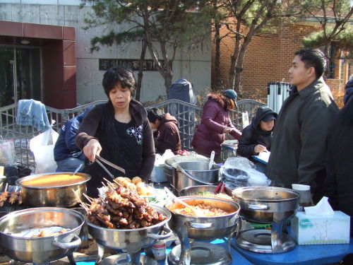 Ana Liza prepares Filipino food at her stall in the Filipino market in Hyehwa-dong, Seoul, Sunday.
Yi Ji-won/The Korea Herald