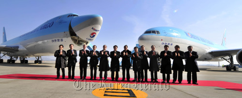 대한항공은 14일 오전 인천공항 정비고에서 국내 최초로 도입하는 최첨단 화물전용기 B747-8F와 B777F를 선보여 지창훈 대한항공 사장 등 참석자들이 테이프 커팅을 하고 있다.<br />김명섭 기자 msiron@
Korean Air executives and government officials applaud at a ceremony to introduce the carrier’s new freighters at Gimpo International Airport on Tuesday.  Kim Myung-sub/The Korea Herald