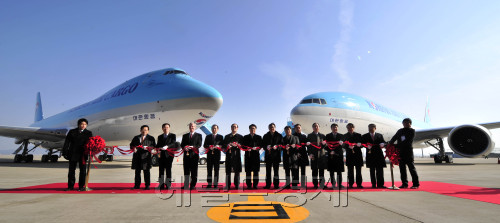 대한항공은 14일 오전 인천공항 정비고에서 국내 최초로 도입하는 최첨단 화물전용기 B747-8F와 B777F를 선보여 지창훈 대한항공 사장 등 참석자들이 테이프 커팅을 하고 있다.<br />김명섭 기자 msiron@\r\n대한항공은 14일 오전 인천공항 정비고에서 국내 최초로 도입하는 최첨단 화물전용기 B747-8F와 B777F를 선보여 지창훈 대한항공 사장 등 참석자들이 테이프 커팅을 하고 있다.\n김명섭 기자 msiron@
