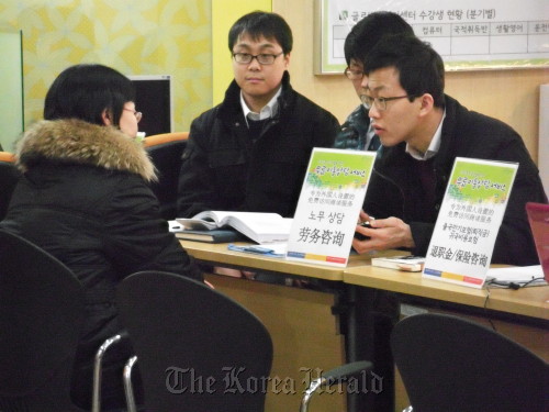 A Chinese immigrant takes part in consultations at the Onsite Counseling session held by the Seoul Metropolitan Government Sunday. Seoul Global Center