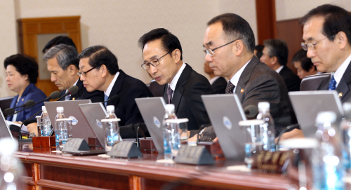 <YONHAP PHOTO-1153> 국무회의 주재하는 이명박 대통령 (서울=연합뉴스) 김병만 기자 = 이명박 대통령이 14일 오전 청와대에서 제8회 국무회의를 주재하고 있다. 2012.2.14 kimb01@yna.co.kr/2012-02-14 09:04:39/ <저작권자 ⓒ 1980-2012 ㈜연합뉴스. 무단 전재 재배포 금지.>
President Lee Myung-bak presides over the Cabinet meeting at Cheong Wa Dae on Tuesday. Yonhap News