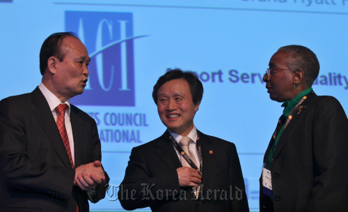 Transportation Minister Kwon Do-youp (center) and Incheon International Airport Corp. chief executive Lee Chae-wook (left) speak with Airports Council International’s director-general Angela Gittens at a forum in Seoul on Tuesday.  Yonhap News