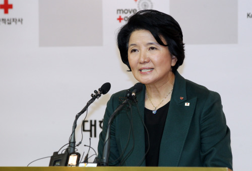 <YONHAP PHOTO-1472> 한적, 이산가족 상봉 남북실무접촉 제의 (서울=연합뉴스) 이정훈 기자 = 대한적십자사 유중근 총재가 14일 오전 서울 중구 남산동 3가 대한적십자사에서 이산가족 상봉을 위한 남북실무접촉 제의와 관련해 기자회견을 하고 있다. 정부는 남북적십자간 실무접촉을 20일 개성 또는 문산에서 가질 것을 북한에 제의했다.2012.2.14 uwg806@yna.co.kr/2012-02-14 11:47:09/ <저작권자 ⓒ 1980-2012 ㈜연합뉴스. 무단 전재 재배포 금지.>
Yu Jung-keun