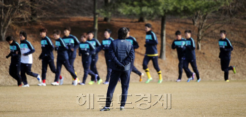 14일 오후 경기도 파주NFC에서 올림픽 축구대표팀이 22일 중동 오만전을 앞두고 국내 마지막 훈련을 하고 있는 가운데 홍명보 감독이 선수들의 훈련모습을 지켜보고 있다. 파주=박해묵 기자/mook@heraldm.com\r\n14일 오후 경기도 파주NFC에서 올림픽 축구대표팀이 22일 중동 오만전을 앞두고 국내 마지막 훈련을 하고 있는 가운데 홍명보 감독이 선수들의 훈련모습을 지켜보고 있다. 파주=박해묵 기자/mook@heraldm.com