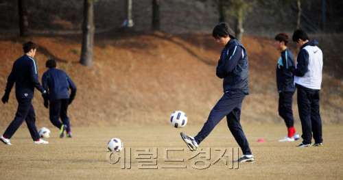 14일 오후 경기도 파주NFC에서 올림픽 축구대표팀이 22일 중동 오만전을 앞두고 국내 마지막 훈련을 하고 있는 가운데 홍명보 감독이 선수들의 훈련모습을 지켜보며 생각에 잠겨 있다. 파주=박해묵 기자/mook@heraldm.com\r\n14일 오후 경기도 파주NFC에서 올림픽 축구대표팀이 22일 중동 오만전을 앞두고 국내 마지막 훈련을 하고 있는 가운데 홍명보 감독이 선수들의 훈련모습을 지켜보며 생각에 잠겨 있다. 파주=박해묵 기자/mook@heraldm.com