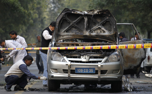 Indian security and forensic officials examine a car belonging to the Israel Embassy after an explosion that injured two people in New Delhi, India, Monday.  (AP-Yonhap News)