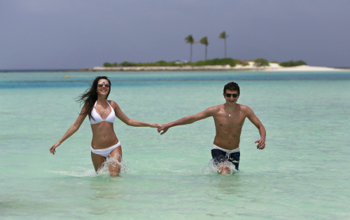 <YONHAP PHOTO-2519> A Russian couple on their honeymoon runs in the lagoon of Paradise island resort in Male atoll, Maldives, Tuesday, Feb. 14, 2012. The Maldives, an Indian Ocean island nation that relies on high-end tourism for its economy, was in political turmoil since President Mohamed Nasheed was replaced last week by former vice president Mohammed Waheed Hassan after losing support of the police and military over his order to fire a judge. (AP Photo/ Gemunu Amarasinghe)/2012-02-14 23:23:27/ <저작권자 ⓒ 1980-2012 ㈜연합뉴스. 무단 전재 재배포 금지.>\r\n<YONHAP PHOTO-2519> A Russian couple on their honeymoon runs in the lagoon of Paradise island resort in Male atoll, Maldives, Tuesday, Feb. 14, 2012. The Maldives, an Indian Ocean island nation that relies on high-end tourism for its economy, was in political turmoil since President Mohamed Nasheed was replaced last week by former vice president Mohammed Waheed Hassan after losing support of the police and military over his order to fire a judge. (AP Photo/ Gemunu Amarasinghe)/2012-02-14 23:23:27/ <저작권자 ⓒ 1980-2012 ㈜연합뉴스. 무단 전재 재배포 금지.>