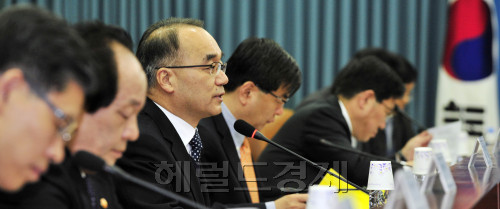 14일 오전 서울 세종로 정부 중앙청사에서 열린 위기관리대책회의에서 박재완 기획재정부 장관이 회의를 주재하고 있다.<br />김명섭 기자 msiron@\r\n14일 오전 서울 세종로 정부 중앙청사에서 열린 위기관리대책회의에서 박재완 기획재정부 장관이 회의를 주재하고 있다.\n김명섭 기자 msiron@\r\n15일 오전 서울 세종로 정부중앙청사에서 열린 위기관리대책회의에서 박재완(왼쪽부터 세번째) 기획재정부 장관이 정치권의 선심성 공약에 대해 지속가능성을 일일이 따져 적극 대처하겠다고 밝히고 있다. 김명섭 기자/msiron@heraldm.com\r\n15일 오전 서울 세종로 정부중앙청사에서 열린 위기관리대책회의에서 박재완(왼쪽부터 세번째) 기획재정부 장관이 정치권의 선심성 공약에 대해 지속가능성을 일일이 따져 적극 대처하겠다고 밝히고 있다. 김명섭 기자/msiron@heraldm.com