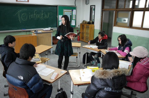 지난해 12월부터 시범사업으로 방과후 학습을 진행중인 한 중학교에서 학생들이 대학생 강사의 영어수업을 듣고 있다.