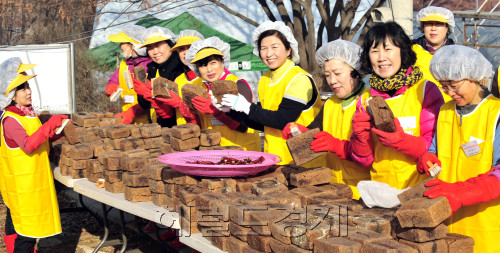 장담그는 계절이 왔다. 서울시 서초구 직원부인자원봉사회는 15일 서초구 원지동 대원농장에서 독거노인과 소년소녀가장 등에게 전달될 된장, 간장을 담고 있다.<br />김명섭 기자 msiron@\r\n장담그는 계절이 왔다. 서울시 서초구 직원부인자원봉사회는 15일 서초구 원지동 대원농장에서 독거노인과 소년소녀가장 등에게 전달될 된장, 간장을 담고 있다.\n김명섭 기자 msiron@\r\n서울시 서초구 직원 부인 자원봉사회는 15일 서초구 원지동 대원농장에서 독거노인과 소년소녀가장 등에게 전달될 된장ㆍ간장을 담그고 있다.  김명섭 기자/msiron@heraldm.com