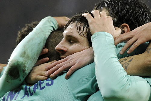 <YONHAP PHOTO-0337> Barcelona's Lionel Messi is celebrated by teammates during the Champions League round of the last sixteen soccer match between Bayer 04 Leverkusen and FC Barcelona in Leverkusen, Germany, Tuesday, Feb. 14, 2012. Leverkusen was defeated by Barcelona with 1-3. (AP Photo/Martin Meissner)/2012-02-15 07:02:50/ <저작권자 ⓒ 1980-2012 ㈜연합뉴스. 무단 전재 재배포 금지.>
Barcelona’s Lionel Messi celebrates his goal with teammates on Tuesday.  AP-Yonhap News