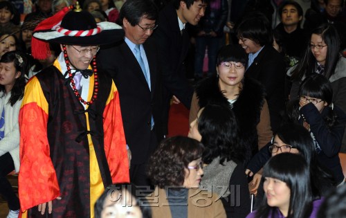 15일 오전 충무공 이순신장군의 시호로 학명을 지은 서울 충무초등학교 충무공홀에서 이재관교장선생님이 충무공복장으로 졸업생의 졸업을 축하하는 이색졸업식이 열렸다.<br />이상섭 기자.babtong@heraldm.com 2012.02.15\r\n15일 오전 서울 중구 장충동 소재 충무초등학교 충무공홀에서 이색적인 졸업식이 열렸다. 충무공(忠武公) 이순신(李舜臣) 장군의 복장을 한 이재관 교장이 학생들에게 졸업을 축하하는 이벤트를 하고 있다.  이상섭 기자/babtong@