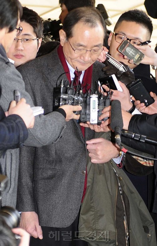2008년 한나라당 전당대회 돈 봉투 사건과 관련해 핵심인물로 지목된 김효재 전 청와대 정무수석이 15일 오전 피의자성 참고인 신분으로 서울중앙지검으로 출두해 기자들의 질문을 받고 있다.  김 전 정무수석은 검찰의 조사에 성실히 응하겠다는 말만 반복한 채 청사로 들어갔다. 박해묵 기자/mook@heraldm.com\r\n2008년 한나라당 전당대회 돈 봉투 사건과 관련해 핵심인물로 지목된 김효재 전 청와대 정무수석이 15일 오전 피의자성 참고인 신분으로 서울중앙지검으로 출두해 기자들의 질문을 받고 있다.  김 전 정무수석은 검찰의 조사에 성실히 응하겠다는 말만 반복한 채 청사로 들어갔다. 박해묵 기자/mook@heraldm.com