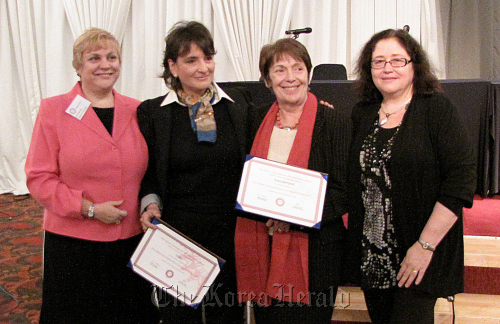 SIWA president Terri Hartman (from left) poses with Maria Giovanna Fadiga Mercuri, wife of the Italian ambassador, and Fiorella Kupfer Montefiori, wife of the Swiss ambassador, along with SIWA bazaar chairperson Perez Pillar McKay  at a celebratory event in Seoul on Wednesday.  Kirsty Taylor/The Korea Herald