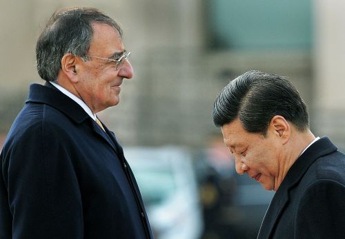 <YONHAP PHOTO-1051> China's Vice President Xi Jinping (R) walks back to the stage after reviewing a guard of honor as US Secretary of Defense Leon E. Panetta looks on at the Pentagon in Washington, DC, on February 14, 2012. China's likely next leader Xi Jinping said that Beijing will take concrete steps to improve human rights as he admitted "there is always room for improvement." AFP Photo/Jewel Samad../2012-02-15 13:35:11/ <저작권자 ⓒ 1980-2012 ㈜연합뉴스. 무단 전재 재배포 금지.>
China’s Vice President Xi Jinping (right) walks back to the stage after reviewing a guard of honor as U.S. Secretary of Defense Leon E. Panetta looks on at the Pentagon in Washington, D.C. on Tuesday.  AFP-Yonhap News
