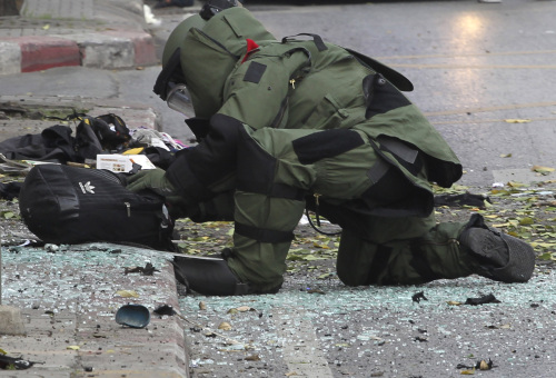 A Thai Explosive Ordnance Disposal official checks a backpack that was left at the bomb site by a suspect bomber in Bangkok on Tuesday.
(AP-Yonhap News)
