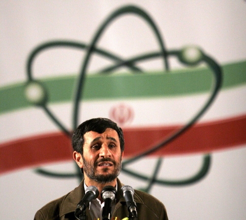 In this April 9, 2007 file photo, Iranian President Mahmoud Ahmadinejad speaks at a ceremony in Iran's nuclear enrichment facility in Natanz, 300 kilometers 186 (miles) south of capital Tehran, Iran. (AP-Yonhap News)