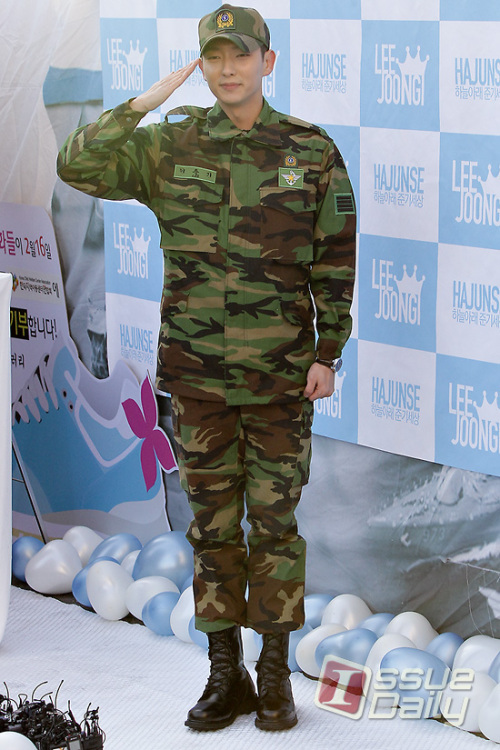 이준기, 영화배우/  ‘제대’ 이준기 “무사히 군생활 마칠 수 있었던 이유? 바로 팬들”