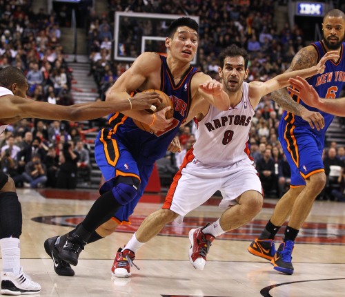 <YONHAP PHOTO-1223> (120215) -- TORONTO, Feb. 15, 2012 (Xinhua) -- Jeremy Lin of New York Knicks heads up court during the NBA game against Toronto Raptors at Air Canada Centre in Toronto, Canada, Feb. 14, 2012. Knicks won 90-87. (Xinhua/Zou Zheng) /2012-02-15 14:43:41/ <저작권자 ⓒ 1980-2012 ㈜연합뉴스. 무단 전재 재배포 금지.>
New York Knicks guard Jeremy Lin drives to the basket against the Toronto Raptors on Tuesday.  Xinhua-Yonhap News