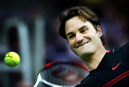 <YONHAP PHOTO-0838> (120216) -- ROTTERDAM, Feb. 16, 2012 (Xinhua) -- Swiss player Roger Federer returns the ball against Nicolas Mahut of France during their first round match of the ABN Amro World Tennis Tournament in Rotterdam, the Netherlands, on Feb. 15, 2012. Federer won the match 6-4, 6-4 and directly advanced into the quarterfinals as his second-round opponent Mikhail Youzhny withdrew with a leg injury. (Xinhua/Robin Utrecht)/2012-02-16 10:03:29/ <저작권자 ⓒ 1980-2012 ㈜연합뉴스. 무단 전재 재배포 금지.>
Roger Federer celebrates after winning a point against Nicolas Mahut.  Xinhua-Yonhap News