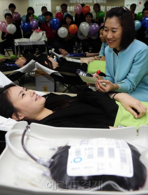 롯데백화점 직원들이 16일 오전 대한적십자사 혈액관리본부와 함께 소공동 본점 에비뉴엘 교육장에서 '사랑의 헌혈 캠페인'에 참가해 헌혈을 하면서 풍선을 들고 서로 응원하고 있다. 이번 캠페인 3월초까지 전국 전점에서 진행되며, 모아진 헌혈증은 사랑나눔 '헌혈증 기부행사'를 통해 관련단체에 기부할 예정이다. 박해묵 기자/mook@heraldm.com\r\n롯데백화점 직원들이 16일 오전 대한적십자사 혈액관리본부와 함께 소공동 본점 에비뉴엘 교육장에서 '사랑의 헌혈 캠페인'에 참가해 헌혈을 하면서 풍선을 들고 서로 응원하고 있다. 이번 캠페인 3월초까지 전국 전점에서 진행되며, 모아진 헌혈증은 사랑나눔 '헌혈증 기부행사'를 통해 관련단체에 기부할 예정이다. 박해묵 기자/mook@heraldm.com