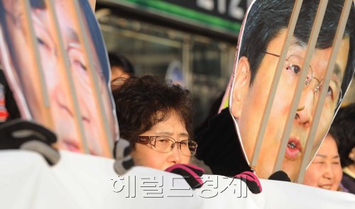 16일 오전 곽노현 서울시교육감에게 벌금형을 선고한 김형두 판사의 자택이 있는 일원동 샘터마을 앞에서 공교육살리기학부모연합, 교장교직원연합, 변호사연합등이 김형두판사 사퇴촉구 2차 기자회견이 열렸다. 이날 기자회견에서는 지난 1차 기자회견때 발생한 김형두판사 집에 계란투척으로 인해 많은 경찰들이 아파트 출입구를 봉쇄했다.<br />이상섭 기자. babtong@heraldm.com 2012.02.15\r\n16일 오전 곽노현 서울시교육감에게 벌금형을 선고해 솜방망이 판결을 했다는 비난을 받고 있는 김형두 판사의 자택 앞에서 공교육살리기학부모연합, 교장교직원연합, 변호사연합 등이 김 판사 사퇴촉구 2차 기자회견을 하고 있다.  이상섭 기자/babtong@heraldm.com