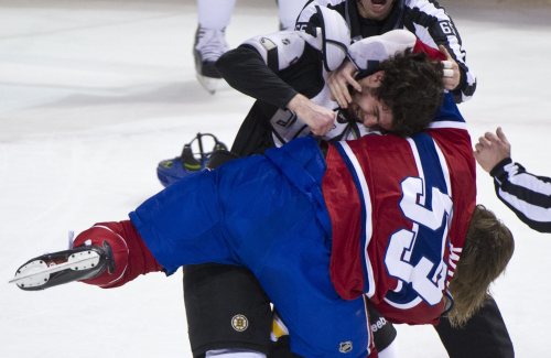 <YONHAP PHOTO-0922> Boston Bruins' Adam McQuaid and Montreal Canadiens' Ryan White fight during the first period of an NHL hockey game on Wednesday, Feb. 15, 2012, in Montreal. (AP Photo/The Canadian Press, Paul Chiasson)/2012-02-16 10:46:14/ <저작권자 ⓒ 1980-2012 ㈜연합뉴스. 무단 전재 재배포 금지.>
The Boston Bruins’ Adam McQuaid (top) and the Montreal Canadiens’ Ryan White fight in the first period on Wednesday.  AP-Yonhap News