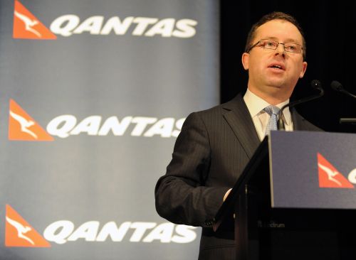 <YONHAP PHOTO-0859> Qantas CEO and managing director, Alan Joyce, announces a massive 83 percent slump in first half net profits during a press conference in Sydney on February 16, 2012. The embattled Australian flag carrier warned it will slash jobs, cut costs and close routes due to high fuel costs and the grounding of its fleet in October, 2011. AFP PHOTO / Torsten BLACKWOOD../2012-02-16 10:11:31/ <저작권자 ⓒ 1980-2012 ㈜연합뉴스. 무단 전재 재배포 금지.>
Qantas CEO and managing director Alan Joyce announces a massive 83 percent slump in first half net profits during a press conference in Sydney on Thursday.     AFP-Yonhap News