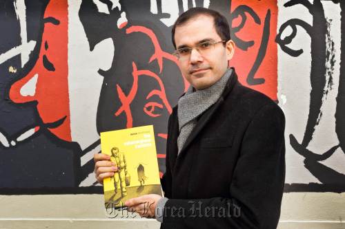 <YONHAP PHOTO-0871> TO GO WITH AFP STORY Iran-France-culture-cartoon-politics,INTERVIEW by Myriam Chaplain-Riou..Iran's cartoonist Mana Neyestani poses with his album entitled "Une metamorphose iranienne" at the 39th edition of Angouleme world comic strip festival headed by American Art Spiegelman, on January 28, 2012 in Angouleme, southwestern France. The 2012 festival is dedicated to Spain and is scheduled until January 29. Fifty-eight comics are in competition. AFP PHOTO / PIERRE DUFFOUR../2012-02-13 13:29:09/ <저작권자 ⓒ 1980-2012 ㈜연합뉴스. 무단 전재 재배포 금지.>
Iran’s cartoonist Mana Neyestani poses with his album entitled “An Iranian Metamorphosis” at the 39th edition of Angouleme world comic strip festival headed by American Art Spiegelman, on Jan. 28 in Angouleme, southwestern France.     AFP-Yonhap News