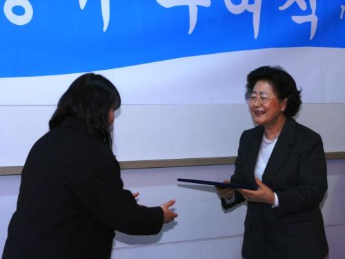 김인순, 매일유업 (명예회장)/진암장학재단 김인순 이사장이 장학증서를 전달하고 있다 / 매일유업 진암장학재단, 장학생 41명에게 8000만원 장학금