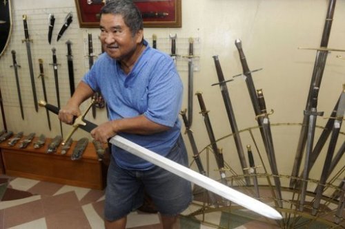 Philippine swordsmith Filomeno de Guzman holds a replica of the Sir William Wallace sword, popularized in the Hollywood film “Braveheart” starring Mel Gibson. (AFP-Yonhap News)