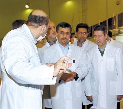 Iranian President Mahmoud Ahmadinejad (center) and Foreign Minister Ali AKbar Salehi (behind him) listen to an expert during a tour of Tehran’s research reactor on Wednesday. (AFP-Yonhap News)