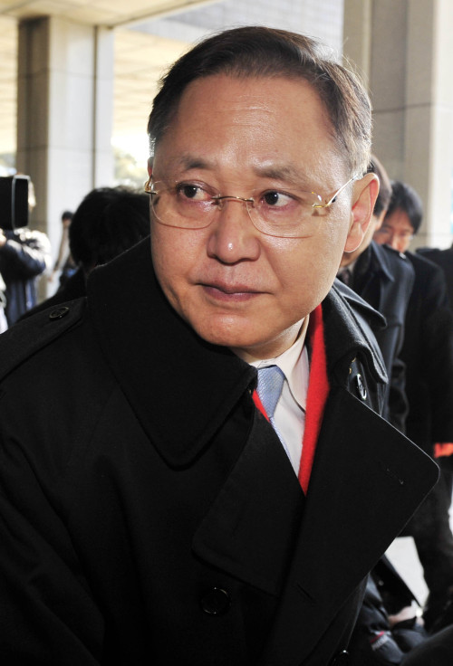 씨앤케이 주가조작 사건과 관련해 김은석 전 에너지 자원 대사가 17일 오전 서울 중앙지검으로 출석하고 있다.<br />김명섭 기자 msiron@
Kim Eun-seok