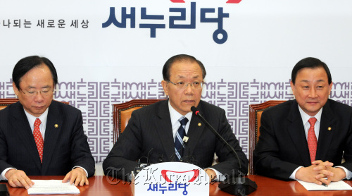 17일 오전 서울 여의도 국회에서 새누리당 주요당직자회의가 열리는 가운데 황우여 원내대표가 민주통합당의 한미FTA입장을 강하게 비판하고 있다./ 안훈기자 rosedale@ 2012.02.17
The ruling Saenuri Party’s floor leader Hwang Woo-yea (center) speaks during a meeting of party leaders at the National Assembly in Yeouido, Seoul, on Friday.  Chung Hee-cho/The Korea Herald
The ruling Saenuri Party’s floor leader Hwang Woo-yea (center) speaks during a meeting of party leaders at the National Assembly in Yeouido, Seoul, on Friday.  Chung Hee-cho/The Korea Herald