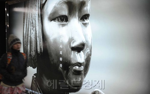 17일 오전 일본문화원 앞 안국역 4번출구에 평화비 포스터가 걸려있다.<br />이상섭 기자. babtong@heraldm.com 2012.02.17