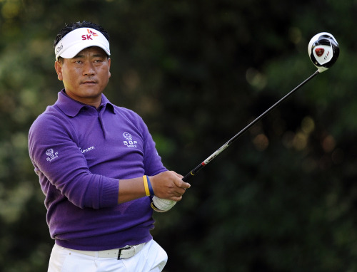 <YONHAP PHOTO-0330> PACIFIC PALISADES, CA - FEBRUARY 16: K.J. Choi of South Korea watches his tee shot on the 12th hole during the first round of the Northern Trust Open at the Riviera Country Club on February 16, 2012 in Pacific Palisades, California. Harry How/Getty Images/AFP== FOR NEWSPAPERS, INTERNET, TELCOS & TELEVISION USE ONLY ==../2012-02-17 05:59:47/ <저작권자 ⓒ 1980-2012 ㈜연합뉴스. 무단 전재 재배포 금지.>
Choi Kyung-ju watches his tee shot on the 12th hole during the first round of the Northern Trust Open at the Riviera Country Club in Pacific Palisades, California, Thursday. AFP-Yonhap News