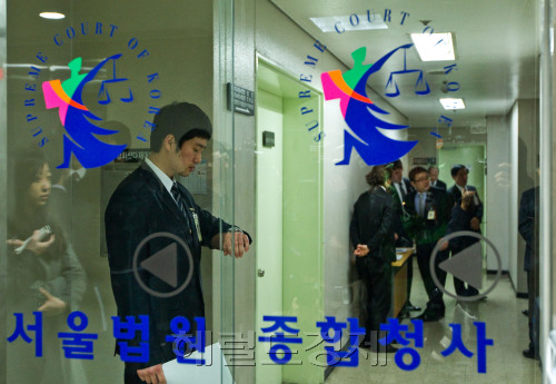 [2012.02.17] 서울중앙지방법원 단독판사 회의가 17일 서울 서초동 서울중앙지법 동관 4층 회의실에서 열렸다. 회의실 입구에서 보안요원이 시계를 들여다 보고 있다.  -사진공동취재단-\r\n[2012.02.17] 서울중앙지방법원 단독판사 회의가 17일 서울 서초동 서울중앙지법 동관 4층 회의실에서 열렸다. 회의실 입구에서 보안요원이 시계를 들여다 보고 있다.  -사진공동취재단-