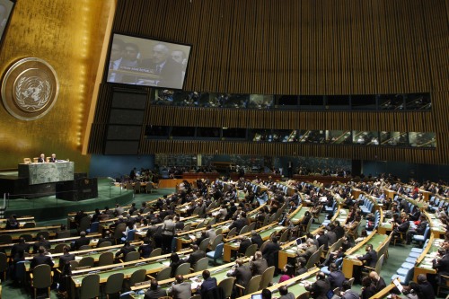 In this photo provided by the United Nations, Syrian Ambassador to the United Nations Bashar Ja'afari can be seen on the monitor as he addresses the U. N. General Assembly at United Nations Headquarters on Thursday. The United Nations General Assembly voted overwhelmingly to back an Arab League plan calling for Syrian President Bashar Assad to step down and strongly condemning human rights violations by his regime. (AP-Yonhap News)
