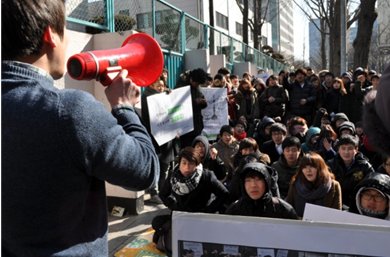 한양대  / “등록금 2%내리고 수업시수 감축 못참아!” 뿔난 한양대생들 집단행동 돌입