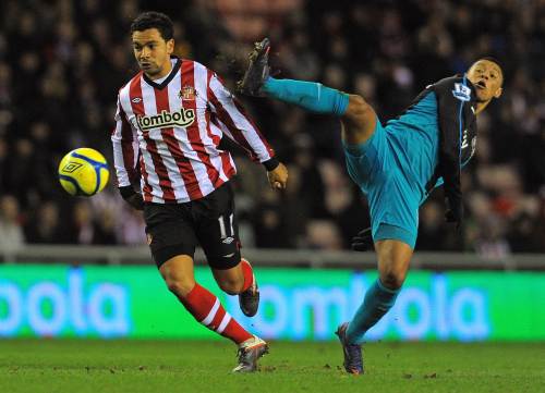 <YONHAP PHOTO-0785> Sunderland's English midfielder Kieran Richardson (L) vies with Arsenal's English striker Alex Oxlade-Chamberlain (R) during the English 5th Round FA Cup football match between Sunderland and Arsenal at The Stadium Of Light, in Sunderland, north-east England, on February 18 2012. AFP PHOTO/ANDREW YATES ....RESTRICTED TO EDITORIAL USE. No use with unauthorized audio, video, data, fixture lists, club/league logos or “live” services. Online in-match use limited to 45 images, no video emulation. No use in betting, games or single club/league/player publications.../2012-02-19 07:42:08/ <저작권자 ⓒ 1980-2012 ㈜연합뉴스. 무단 전재 재배포 금지.>
Sunderland midfielder Kieran Richardson (left) vies with Arsenal striker Alex Oxlade-Chamberlain during the 5th Round FA Cup football match at The Stadium Of Light in Sunderland, England, Saturday.  AFP-Yonhap News