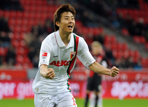 <YONHAP PHOTO-0800> LEVERKUSEN, GERMANY, FEB 18: KOO JA CHUL of (Augsburg) reacts after his debuet goal during the Bundesliga league match between Bayer 04 Leverkusen and FC Augsburg in Leverkusen, Germany on Friday, February 18, 2012. Leverkusen won the game 4-1. (EDITORIAL USE IN SOUTH KOREA ONLY).Photographer: Witters/Penta Press./2012-02-19 08:01:57/ <저작권자 ⓒ 1980-2012 ㈜연합뉴스. 무단 전재 재배포 금지.>
Koo Ja-cheol reacts after his debut goal for FC Augsburg during the league match at home against Bayer 04 Lever-kusen in Germany on Saturday.  Yonhap  News
