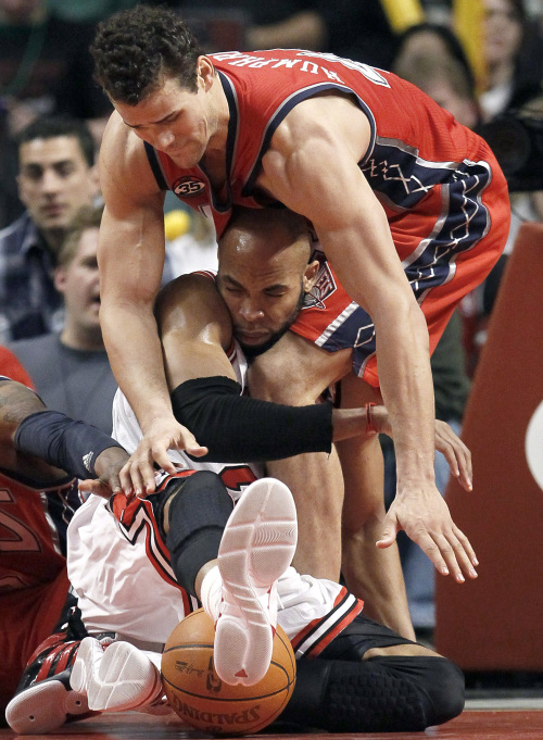 <YONHAP PHOTO-0892> New Jersey Nets forward Kris Humphries, top, reaches over Chicago Bulls forward Taj Gibson for a loose ball during the second half of an NBA basketball game on Saturday, Feb. 18, 2012, in Chicago. The Nets won 97-85. (AP Photo/Charles Rex Arbogast)/2012-02-19 09:52:31/ <저작권자 ⓒ 1980-2012 ㈜연합뉴스. 무단 전재 재배포 금지.>
New Jersey Nets forward Kris Humphries (top) reaches over Chicago Bulls forward Taj Gibson for a loose ball during the second half of an NBA basketball game in Chicago on Saturday.
AP-Yonhap News
