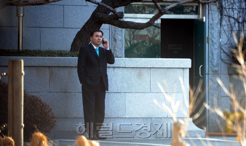 19일 오전 서울 중앙지검 검사들이 한나라당 전당대회 돈 봉투 살포 의혹을 조사하기 위해 용산구 한남동 국회의장 공관으로 들어가고 있다 ./ 안훈기자 rosedale@ 2012.02.19\r\n19일 오전 서울 중앙지검 검사들이 한나라당 전당대회 돈 봉투 살포 의혹을 조사하기 위해 용산구 한남동 국회의장 공관으로 들어가고 있다 ./ 안훈기자 rosedale@ 2012.02.19\r\n19일 오전 서울 중앙지검 검사들이 한나라당 전당대회 돈 봉투 살포 의혹을 조사하기 위해 용산구 한남동 국회의장 공관으로 들어가고 있다 ./ 안훈기자 rosedale@ 2012.02.19