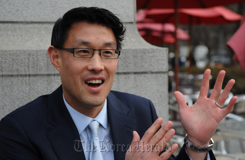 스티븐 김 검사 인터뷰.<br />이상섭 기자. babtong@heraldm.com 2012.02.15
U.S. Senior Deputy Prosecutor Steven Kim who has come to Korea to lecture prosecutors and government officials on the U.S. jury trial system, speaks in a recent interview in Seoul. Lee Sang-sub/The Korea Herald
U.S. Senior Deputy Prosecutor Steven Kim who has come to Korea to lecture prosecutors and government officials on the U.S. jury trial system, speaks in a recent interview in Seoul. Lee Sang-sub/The Korea Herald